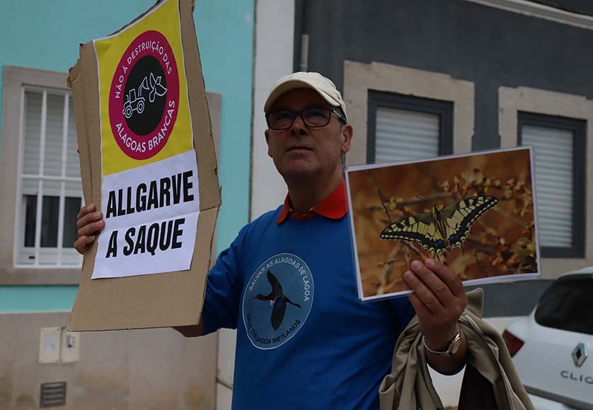 Des citoyens manifestent à Faro contre la destruction d'Alagoas Brancas