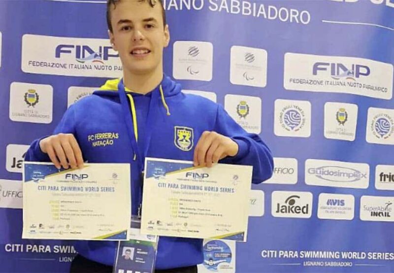 Un nageur local d’Albufeira bat quatre records nationaux en Italie