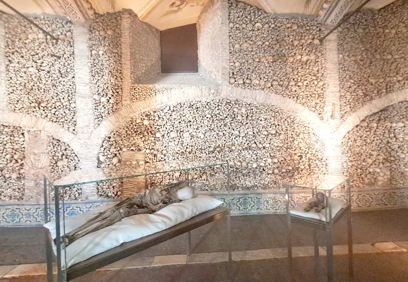 1. La célèbre chapelle des os d'Évora