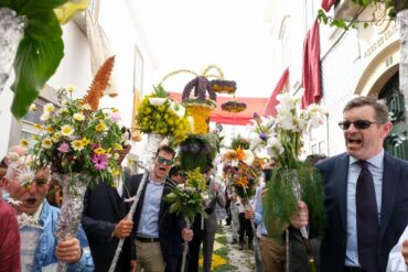 Pâques célébrée à São Brás avec le festival des flambeaux de fleurs