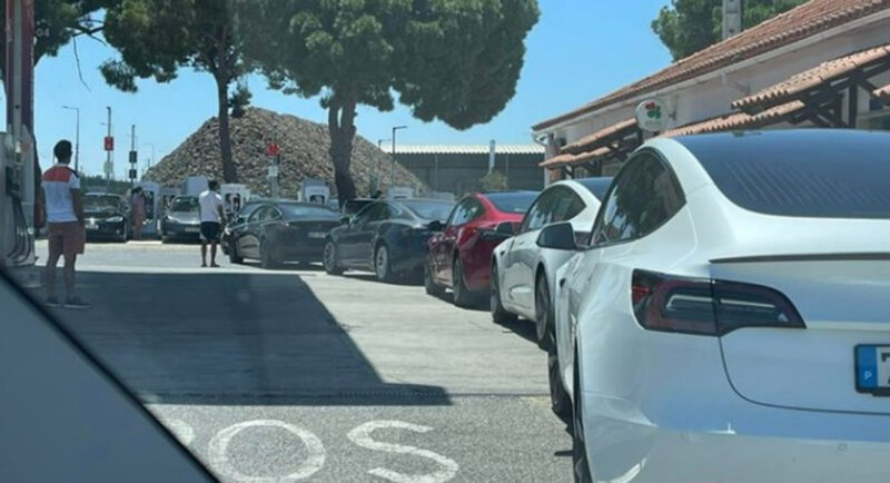 D’énormes files d’attente aux bornes de recharge Tesla sur le chemin de l’Algarve