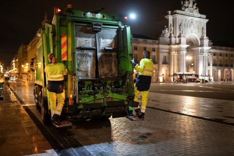 Maintenant, les ramasseurs de poubelles de Lisbonne menacent de faire grève à l’occasion de la Journée mondiale de la jeunesse…