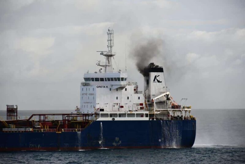 Le pétrolier Greta K remorqué dans les eaux internationales