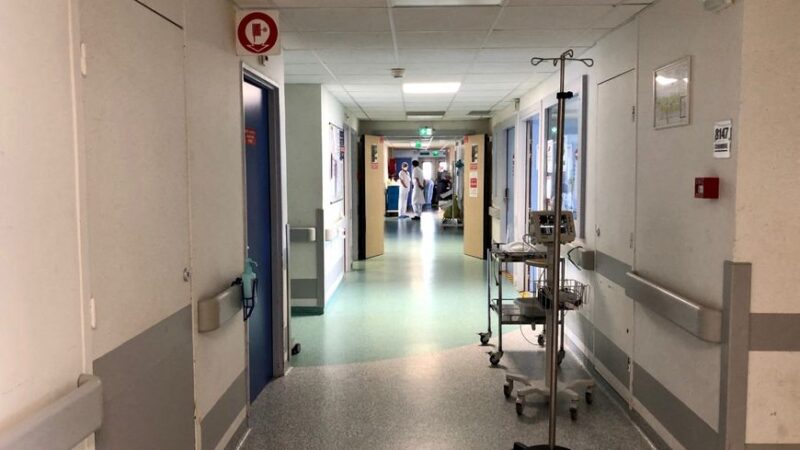 Hôpitaux en rupture : des médecins accusent le gouvernement de « détruire délibérément les services publics de santé »