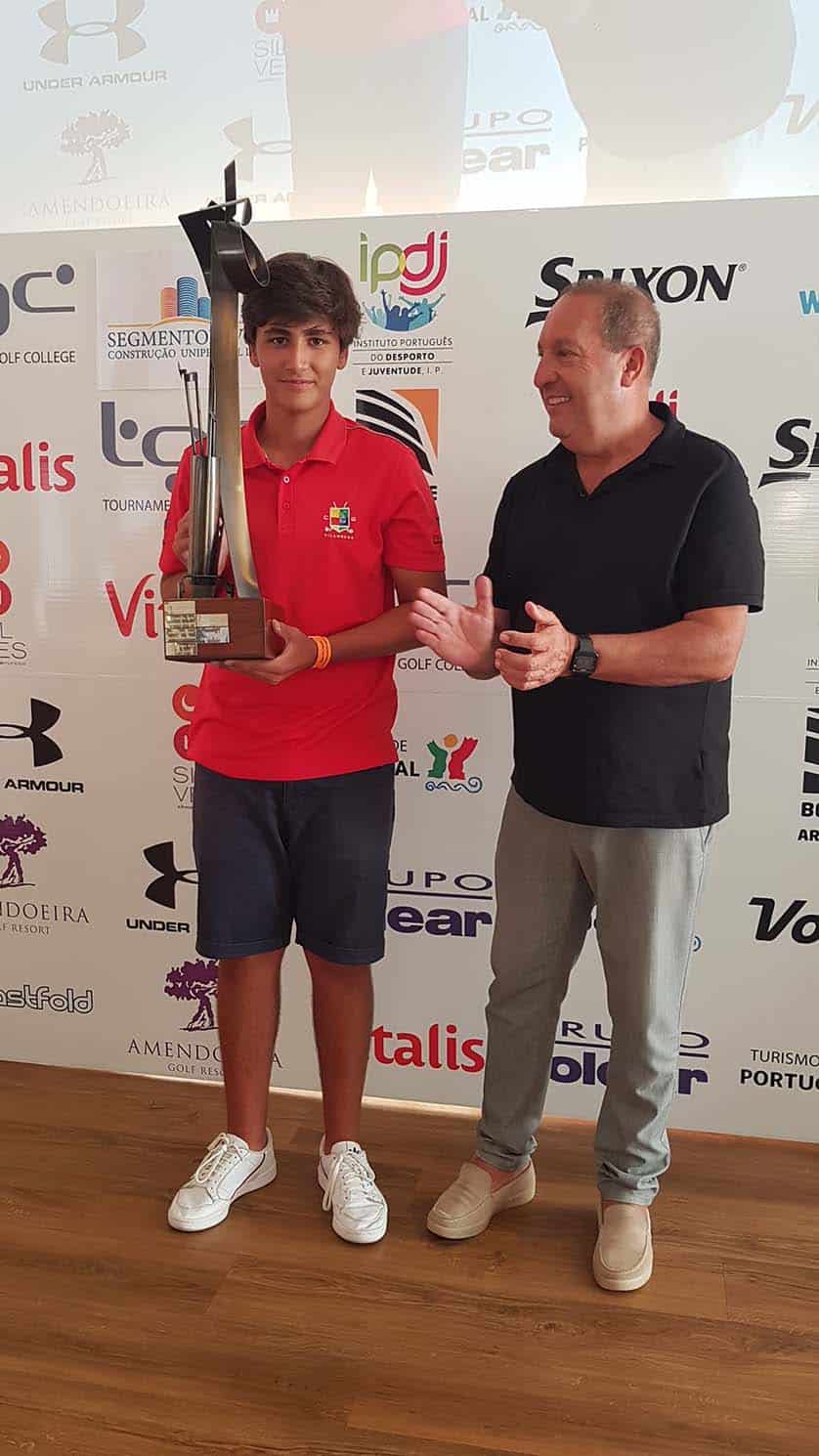 João Crasi Alves, le champion, a reçu la coupe du Custódio Moreno, de l'IPDJ Algarve, photo de Carlos Alves de Sousa