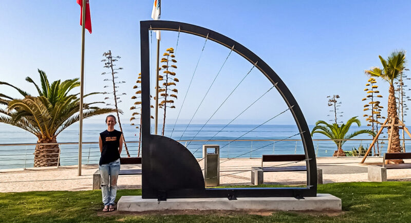 Un artiste de l’Algarve dévoile l’imposante sculpture ‘Finitor Polaris’ à Armação de Pêra