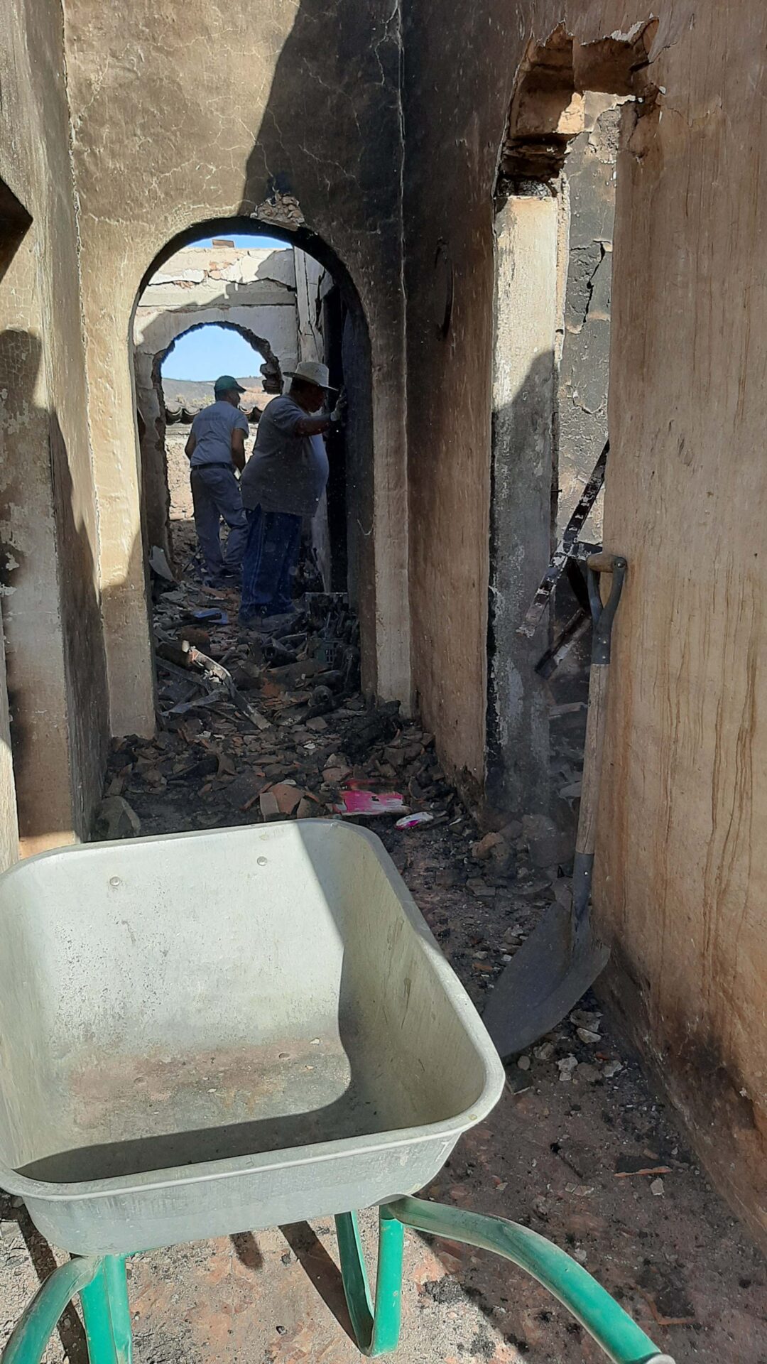 La communauté aide à nettoyer les débris d'une maison détruite par un incendie