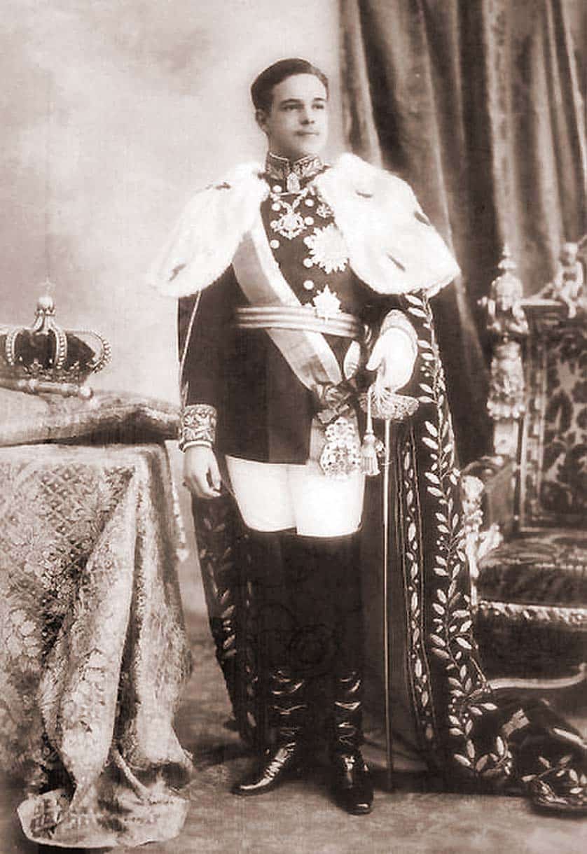 D Manuel II; sa couronne sur la table