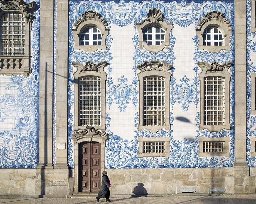 Porto, Portugal - 30 décembre 2016 : Vue latérale de l'église Carmo à Porto. Construite au XVIIIe siècle, l'église est un exemple étonnant de l'architecture baroque.