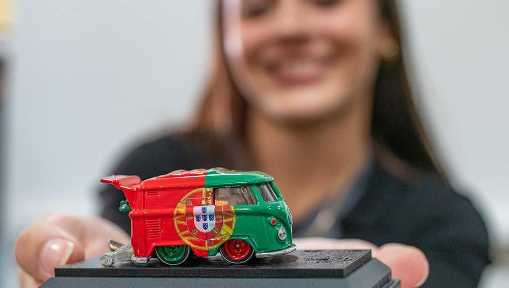 Joana Neves avec une miniature personnalisée sur le thème du Portugal