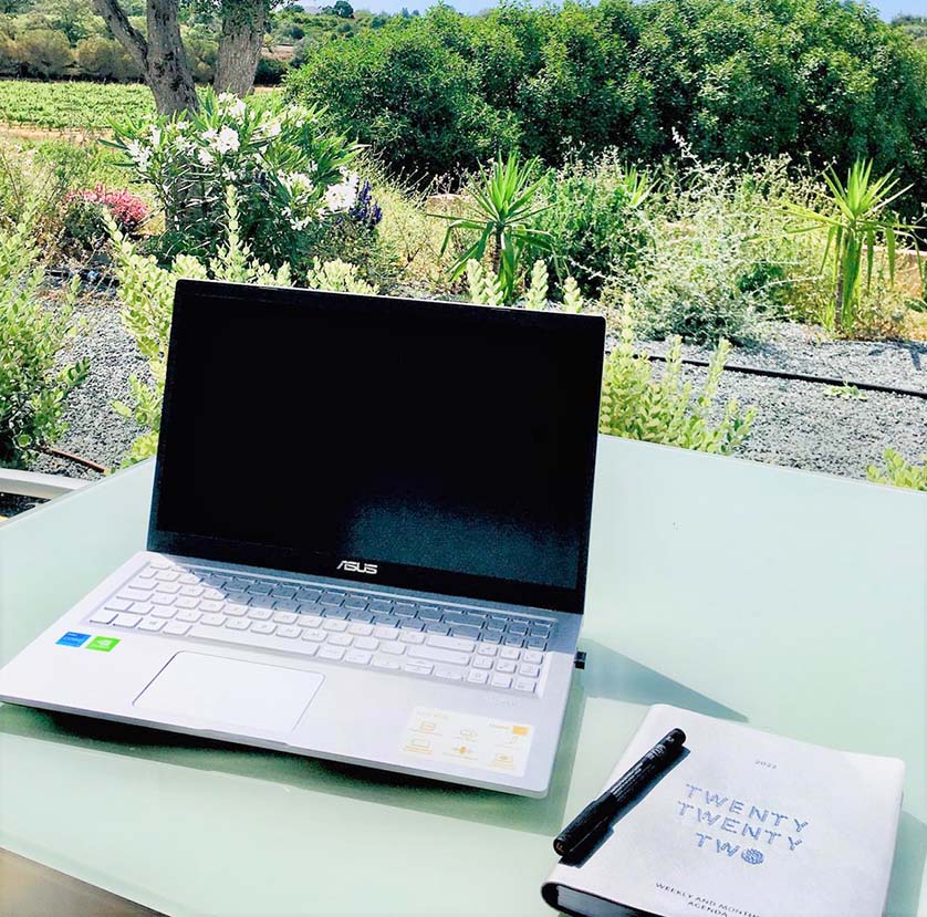 digital-nomad-laptop-villa-outdoor-algarve-quinta-vales