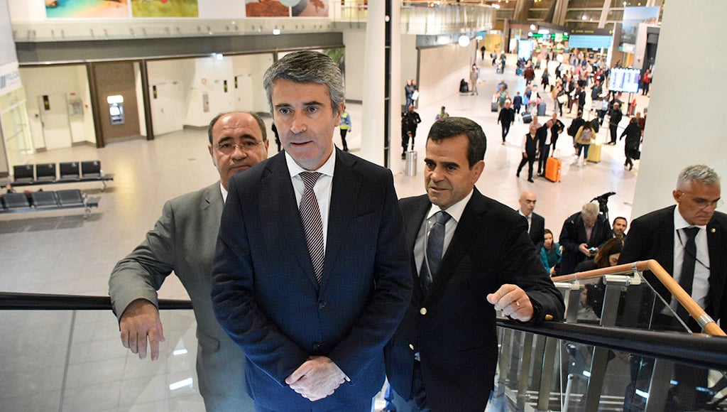 Ministre de l'Administration Interne, José Luís Carneiro (au centre), avec le maire de Faro Rogério Bacalhau (à gauche) et le directeur de l'aéroport de Faro, Alberto Mota Borges