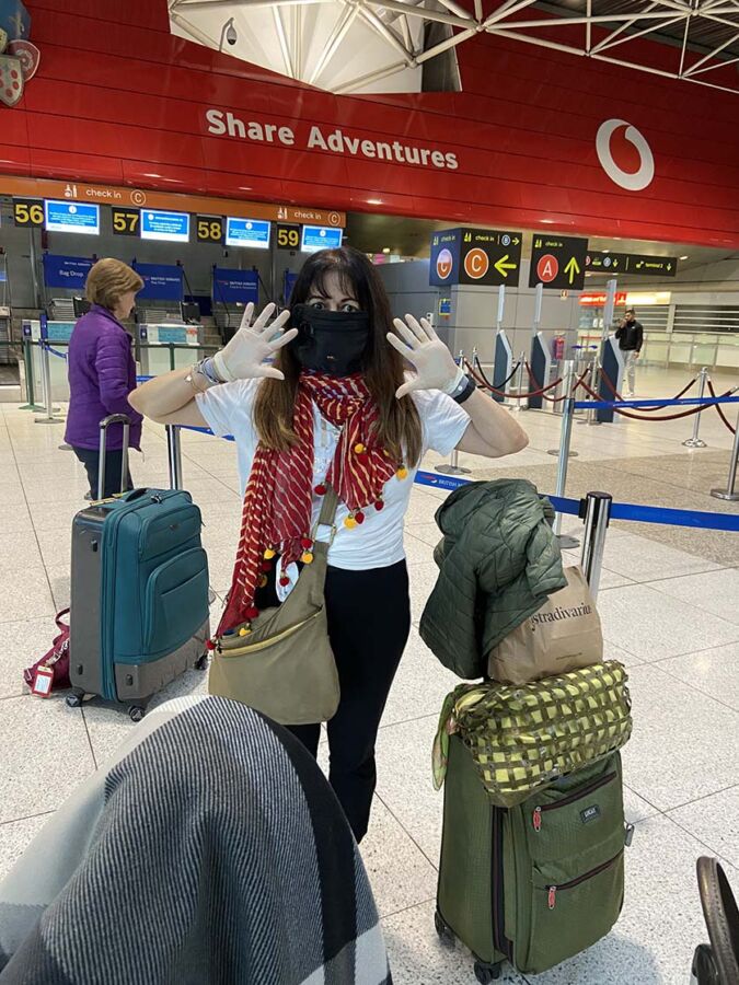 Maria exhibant son masque facial à l'aéroport de Lisbonne