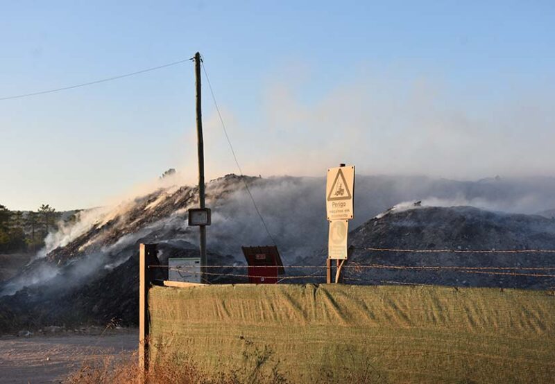 L’incendie de la décharge d’Almancil continue de brûler un mois plus tard