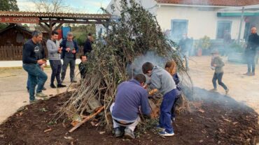Un feu de joie traditionnel apporte la joie de Noël à Cortelha