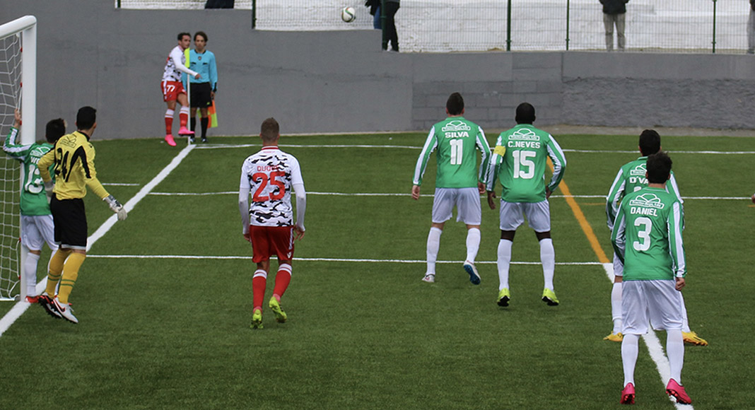 Moncarapachense (vert) défend un corner contre Sertanense