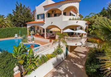 Villa à Albufeira avec quatre chambres, piscine et vue mer