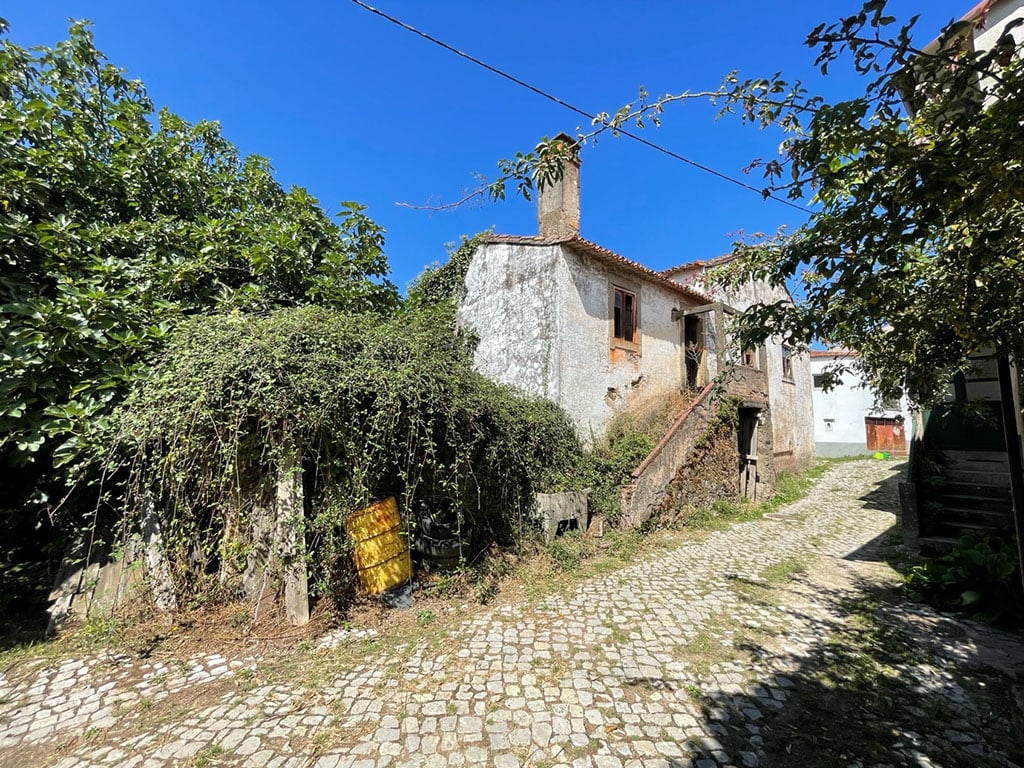 Maison de village abandonnée prête à être rénovée, CM-Castanheira de Pera