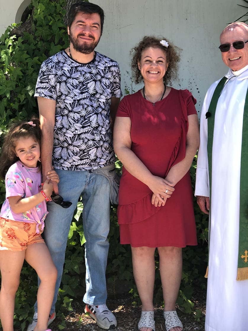 Le révérend Ron Curtis et la famille de Sila, candidate à la confirmation, sa fille Saga, candidate au baptême. Elle est soutenue par son mari