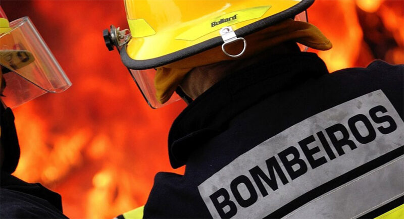 Le feu de forêt de Loulé s’embrase à nouveau;  99 pompiers luttent contre l’incendie