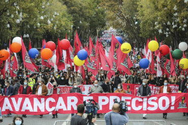 Des milliers de personnes se joignent à la démonstration de la CGTP à Lisbonne pour exiger des salaires plus élevés