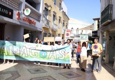 Des citoyens manifestent à Faro contre la destruction d’Alagoas Brancas