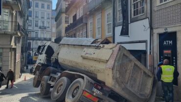 Camion coincé alors que la chaussée cède dans le centre de Porto