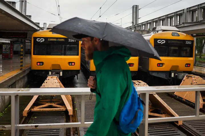 Le deuxième jour de grève des trains voit 385 services annulés à midi
