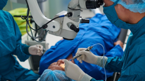 Un petit changement dans la chirurgie de la cataracte permettrait d’économiser 13 tonnes de plastique – projet