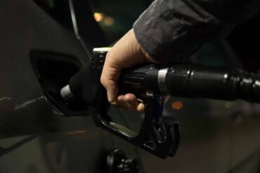 Les prix du carburant augmentent à nouveau ; le président promet d’agir