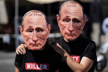 Des exilés russes protestent contre « l’assassin, le coupable, le criminel de guerre » Poutine